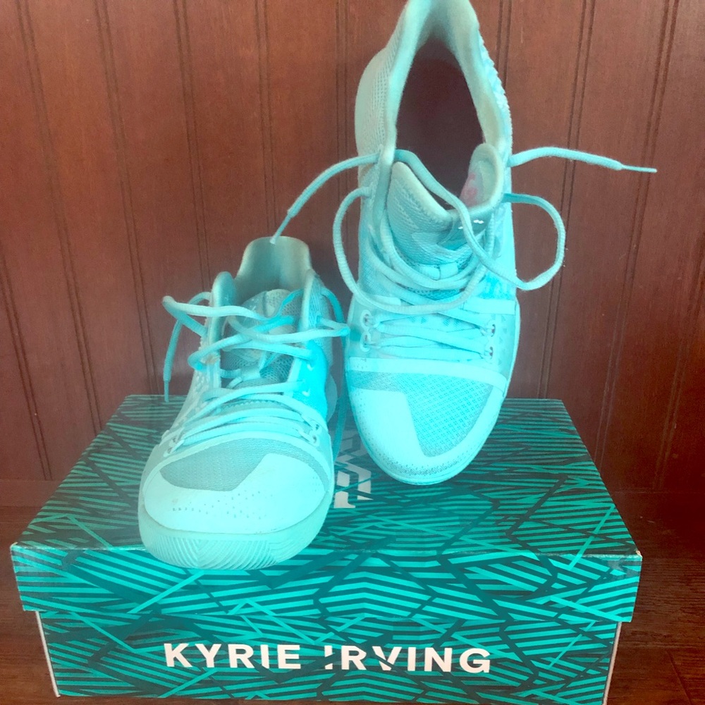 Kyrie 3 Aqua basketball shoes. Youth 6.5